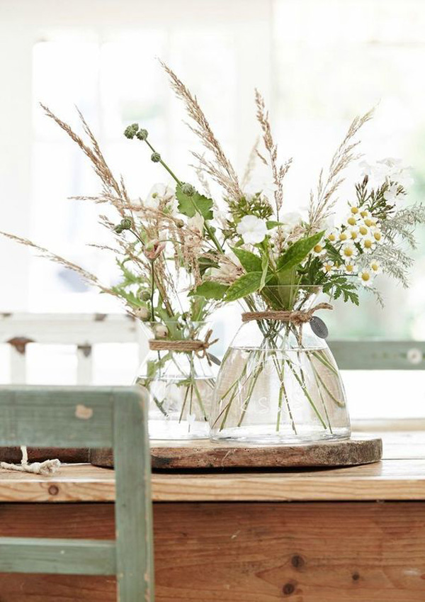 rustic-summer-flower-decor-with-glass-vases-in-the-table