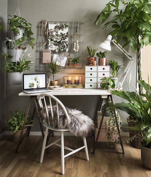 nature-inspired-desk-with-greenery-wall