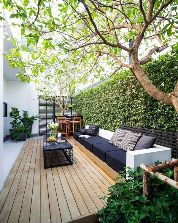 outdoor-oasis-with-garden-fence