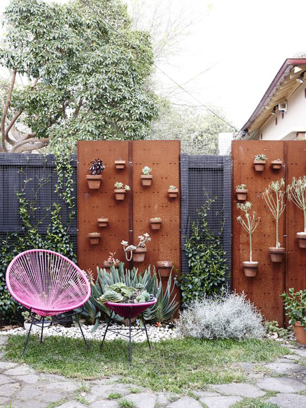 fence-garden-design-with-pots