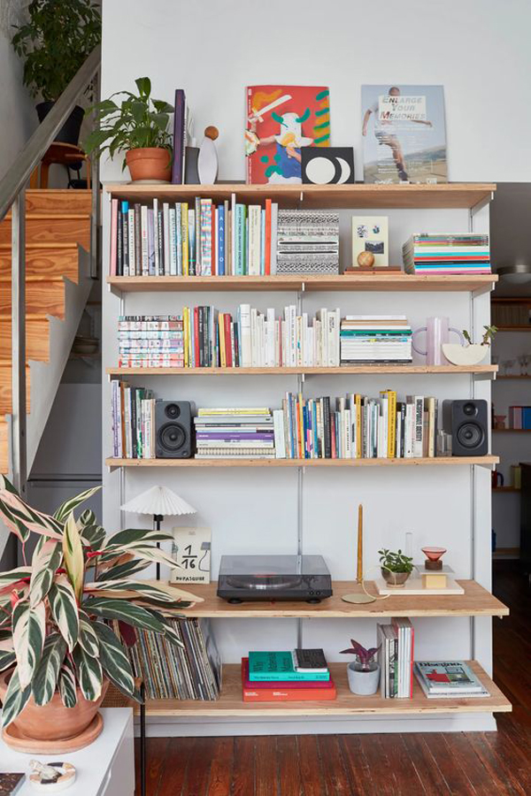 aesthetic-bookshelf-decor-in-under-the-stairs