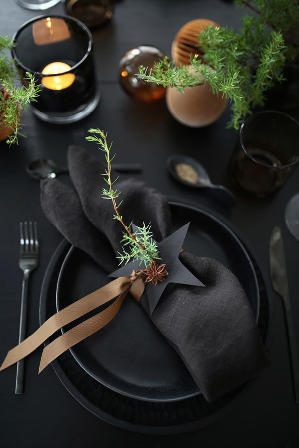 black-christmas-table-setting-ideas