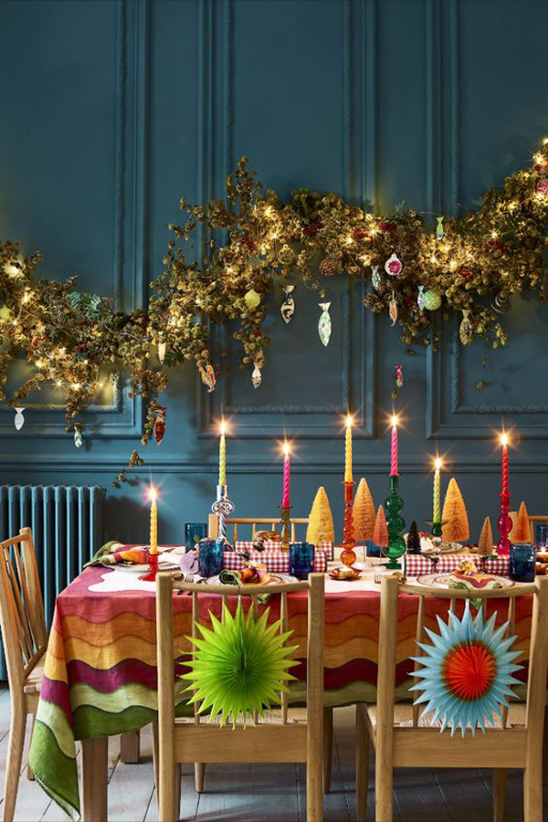 vintage-christmas-dining-area-with-neon-decoration