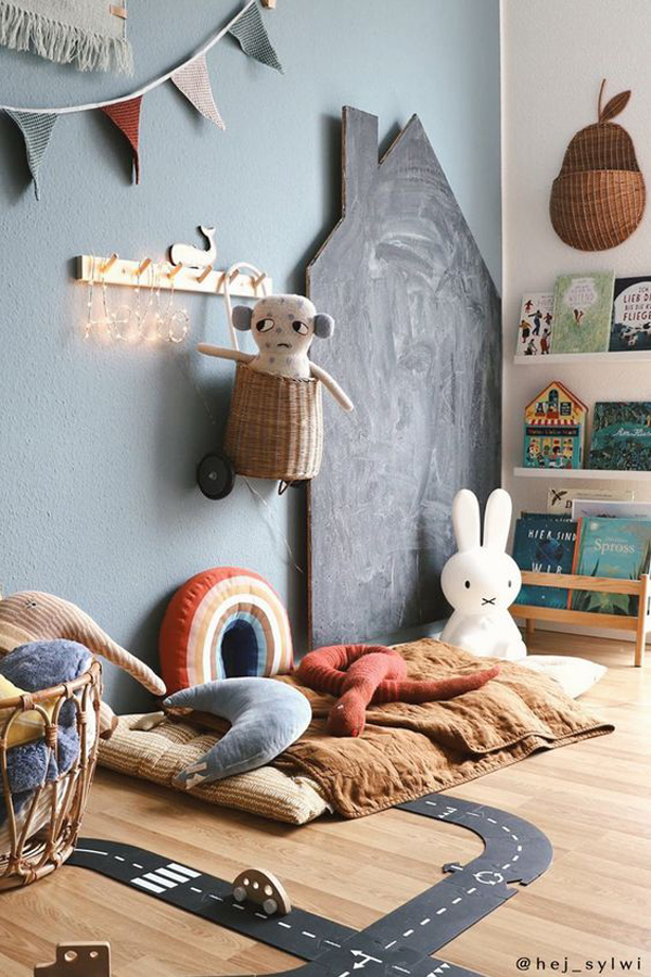 boys-playroom-nook-with-chalkboard