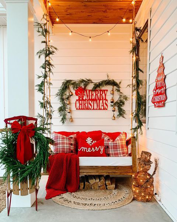 christmas-front-porch-decor-with-photo-booth-backdrop