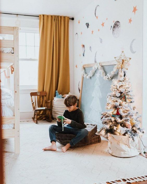 fun-christmas-reading-nook-with-tree-and-chalkboard