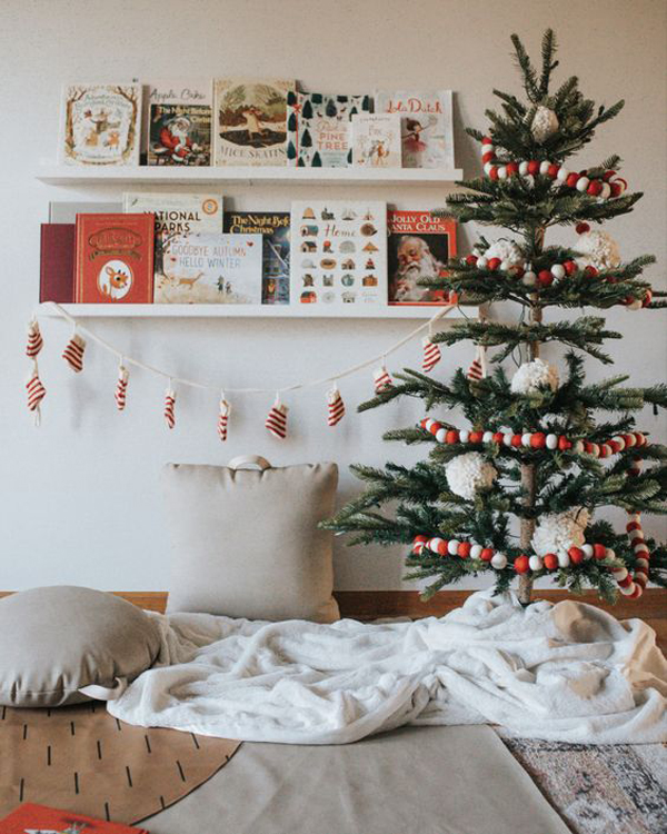 minimalist-christmas-reading-floor-for-kids