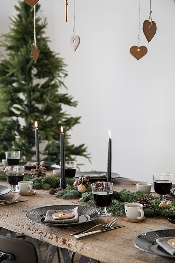 pretty-christmas-table-settings-with-wood-and-rustic-accents