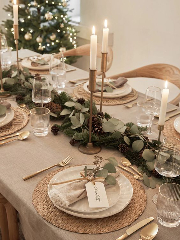 romantic-christmas-table-centerpiece-with-rustic-accents