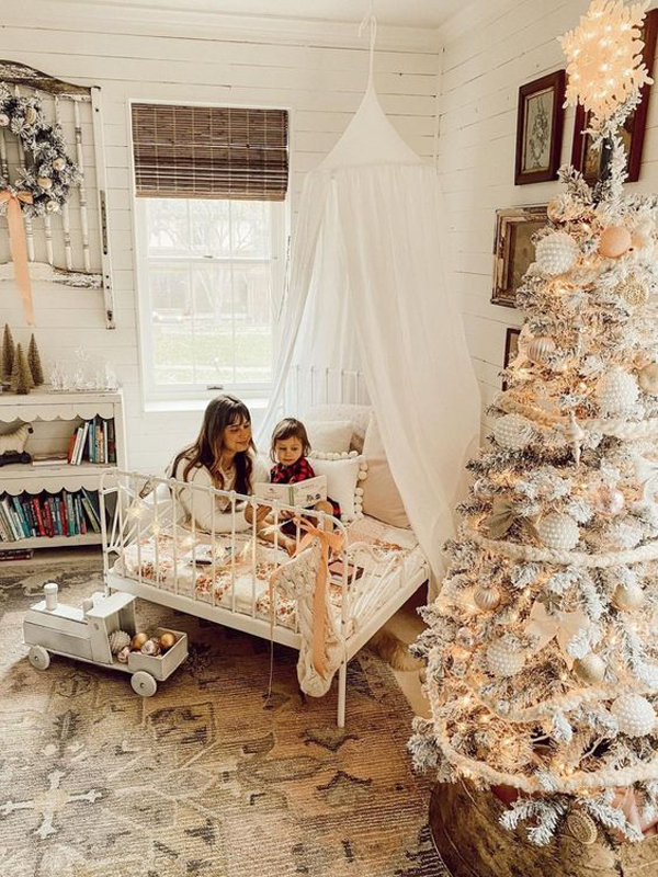 rustic-christmas-bedroom-with-reading-areas