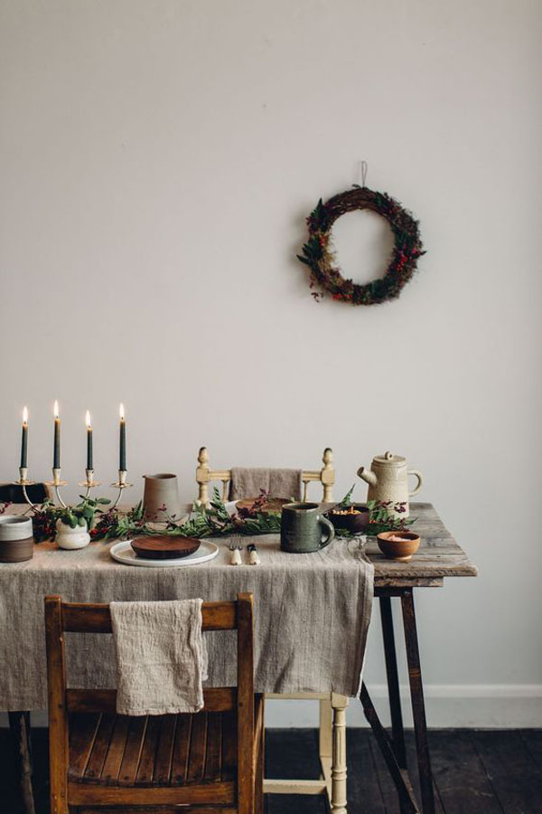 simple-rustic-christmas-table-setting-ideas-with-garland
