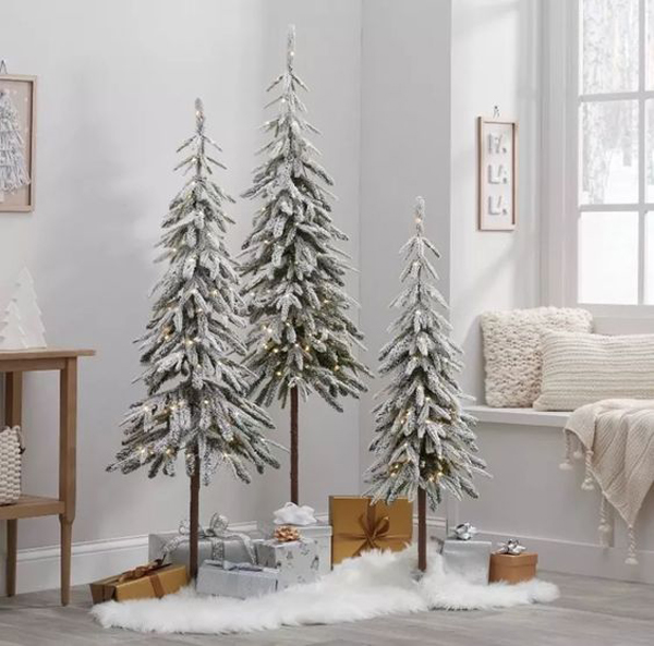 winter-window-seats-with-snow-flocked-tree