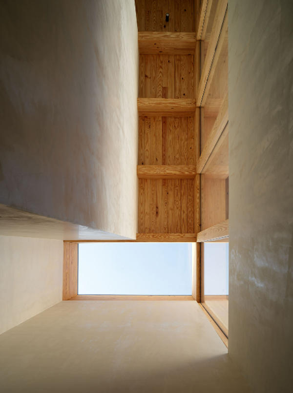 wood-and-stone-ceiling-design-with-skylight