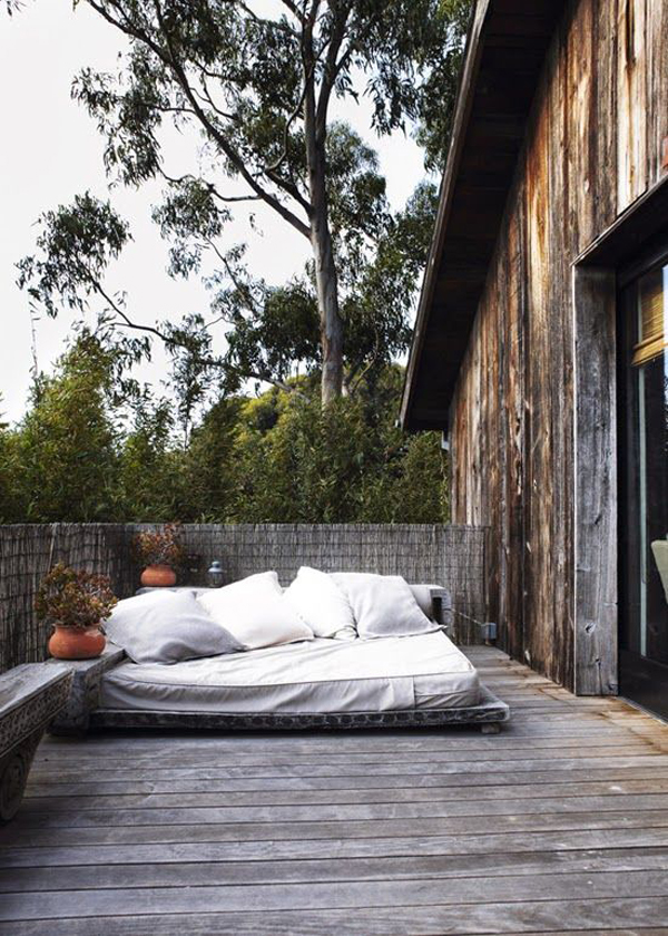 outdoor-bed-design-in-backyard-deck