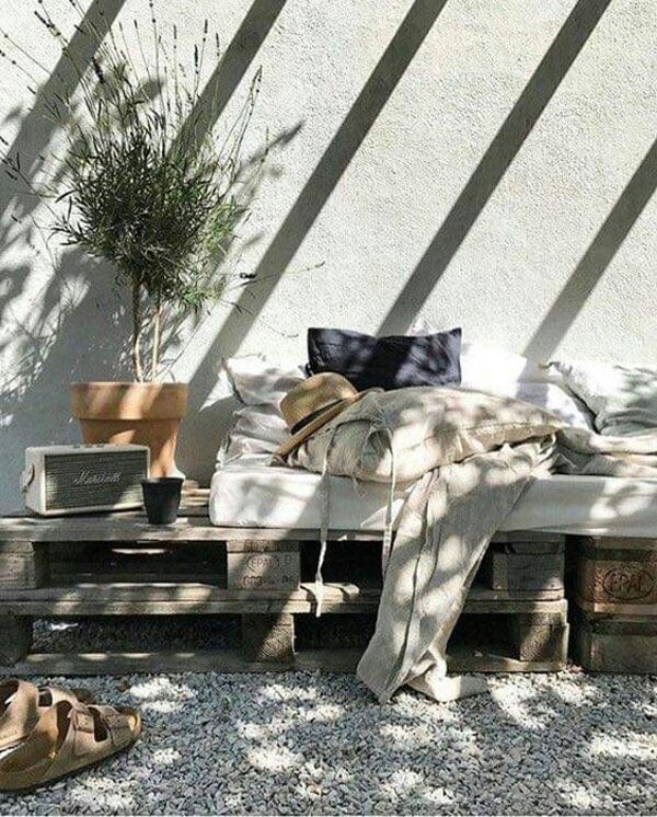 outdoor-pallet-bed-for-your-relaxing