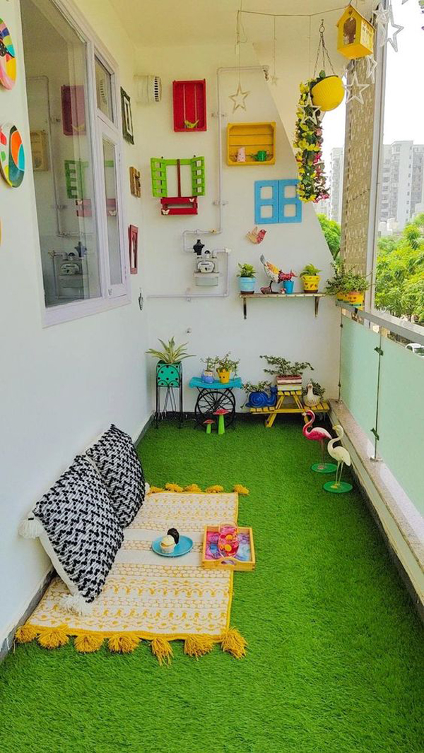 simple-balcony-reading-nook-with-grass-floor