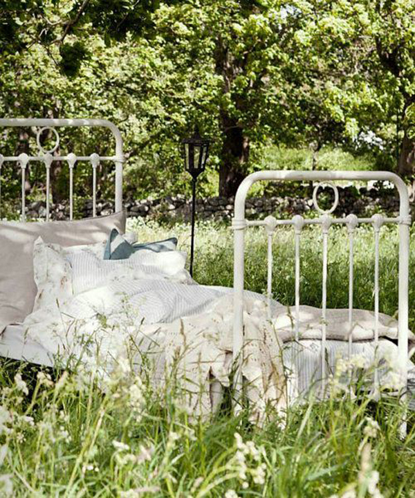 vintage-outdoor-beds-in-the-garden