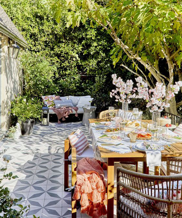 backyard-spring-table-setting-ideas