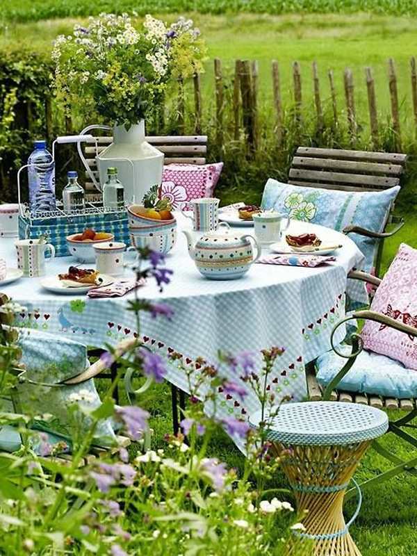 blue-spring-table-decor-with-nature-surroundings