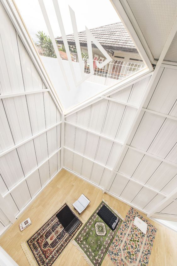 contempory-islamic-praying-room-with-skylight