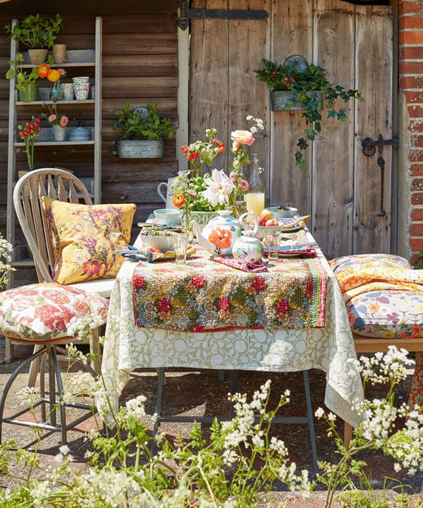 spring-cottage-garden-with-dining-areas