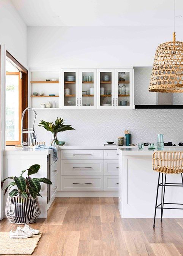 beautiful-coastal-kitchen-with-plants