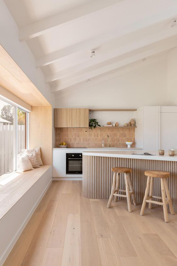 contempory-coastal-kitchen-with-window-seats