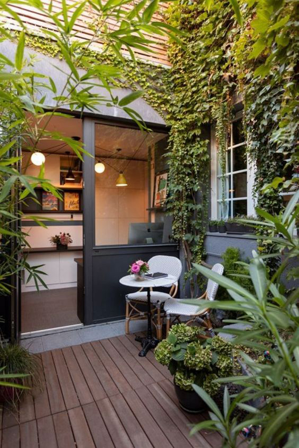 lush-small-garden-deck-in-the-backyard