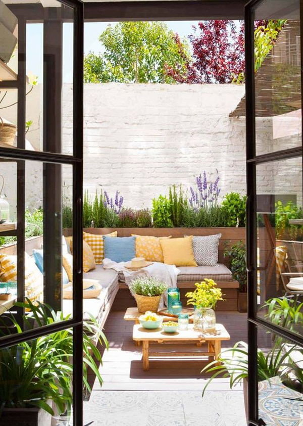 small-backyard-patio-living