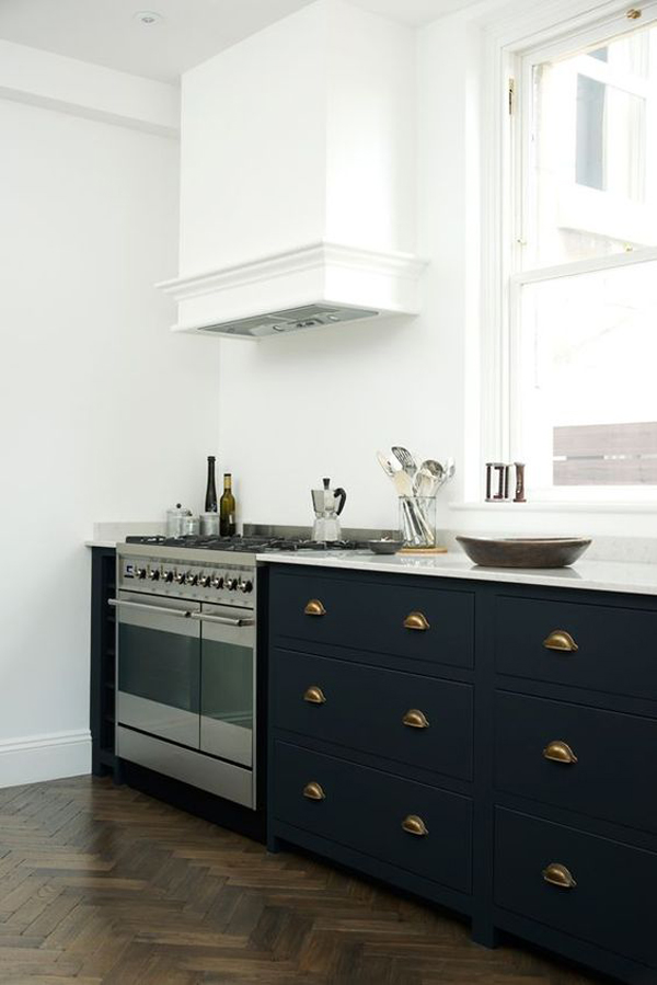 kitchen-with-range-cooker-hood