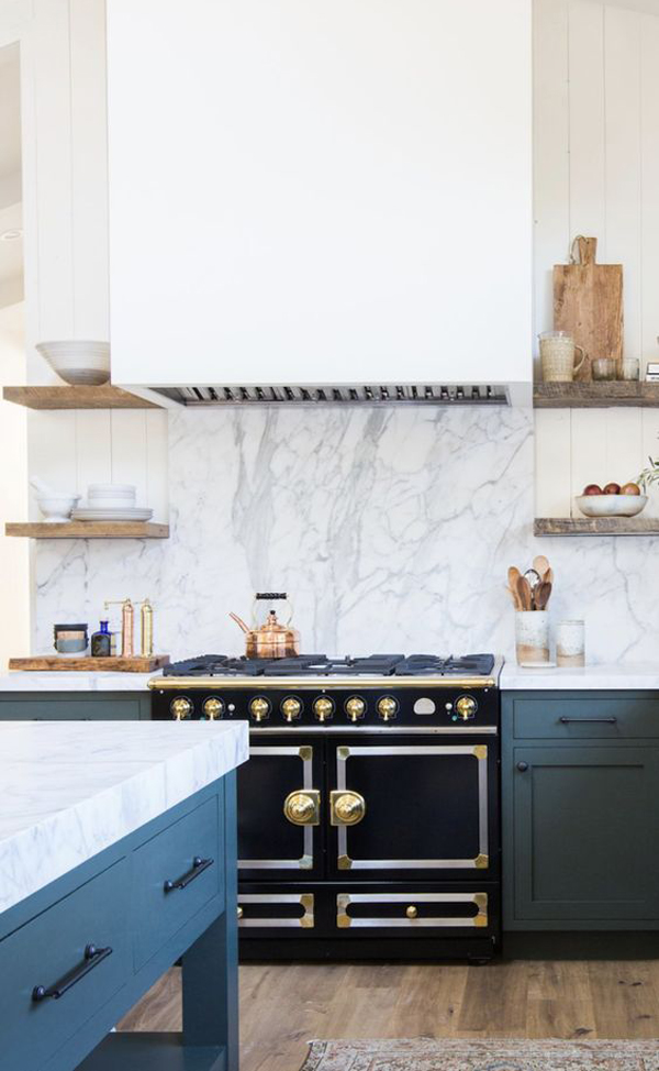 minimalist-kitchen-with-cooker-hood-and-shelf-wall