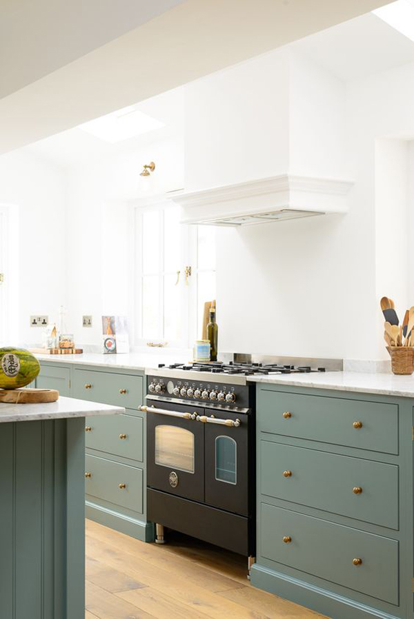 simple-and-minimalist-kitchen-with-cooker-hood