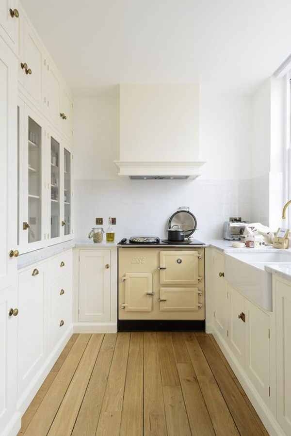 small-kitchen-with-cooker-hood-wall