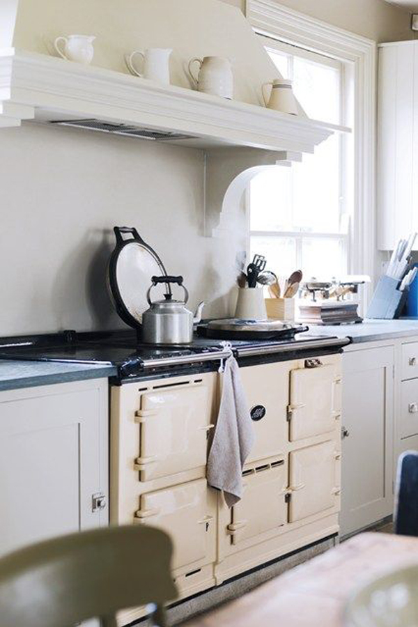 stylish-vintage-kitchen-with-hidden-and-functional-cooker-hood